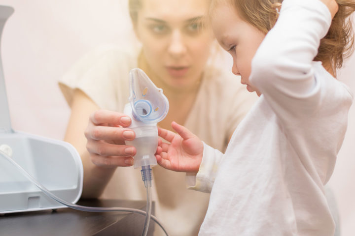 Matka podaje swojemu dwu letniemu dziecku inhalator