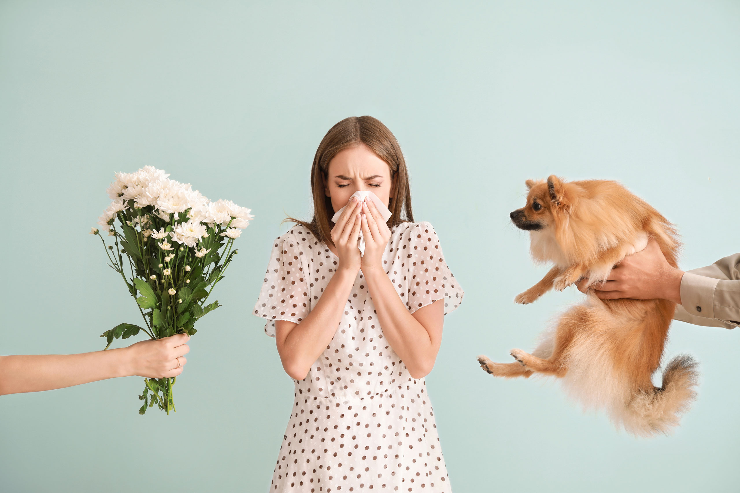 Ludzie podają kobiecie cierpiącej na alergię kwiaty i psa
